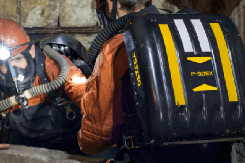 Sebazáchranné prístroje / P-30EX (closed-circuit compressed-oxygen self-contained breathing apparatus). - foto