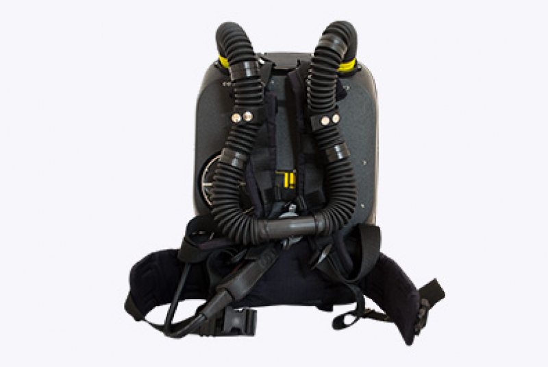 Sebazáchranné prístroje / P-70 (Closed-circuit Compressed-oxygen Self-contained breathing apparatus). - foto