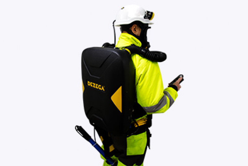 Sebazáchranné prístroje / P-70 (Closed-circuit Compressed-oxygen Self-contained breathing apparatus). - foto